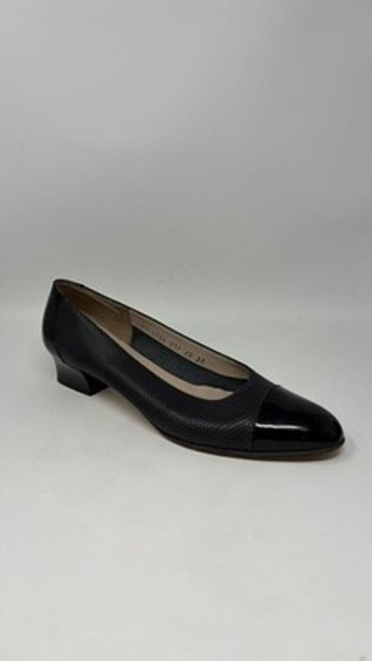 Salvatore Ferragamo Black Cap Toe Leather Heels Size 10 2A , 10 AA